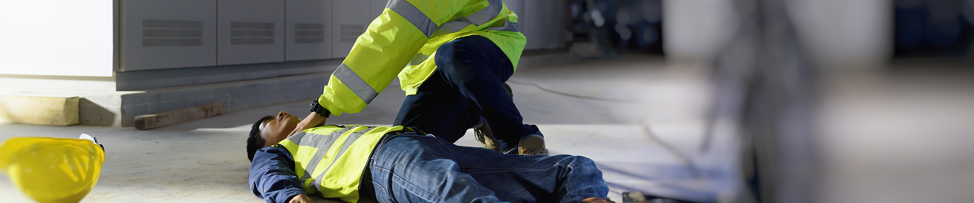 Man help meneer in pijn