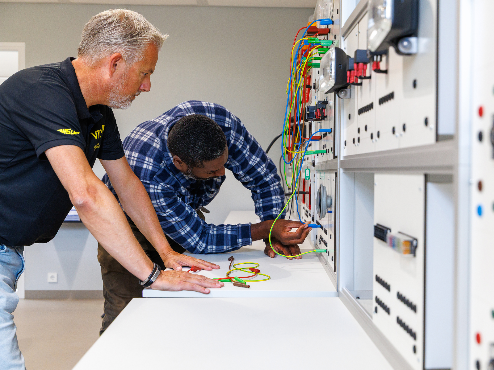 Mannen bezig met elektrische schakeling