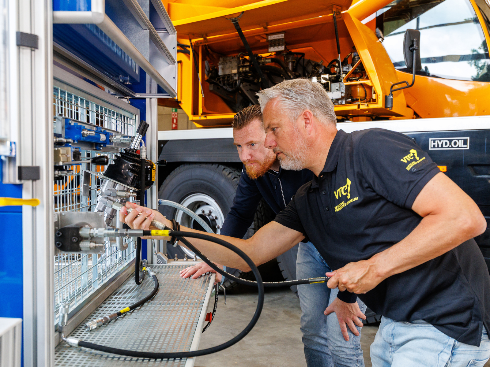 Twee mensen aan het werk verticaal transport