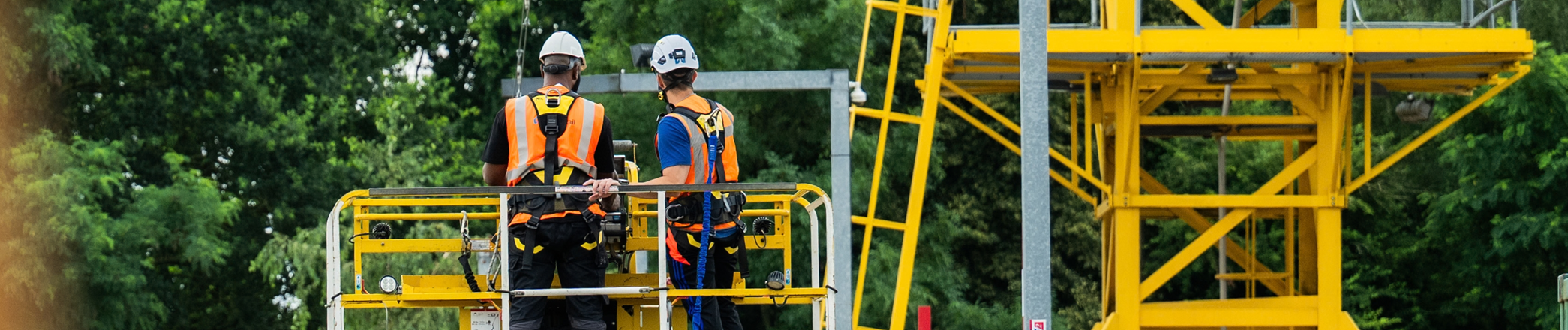 2 mensen werken in een railhoogwerker